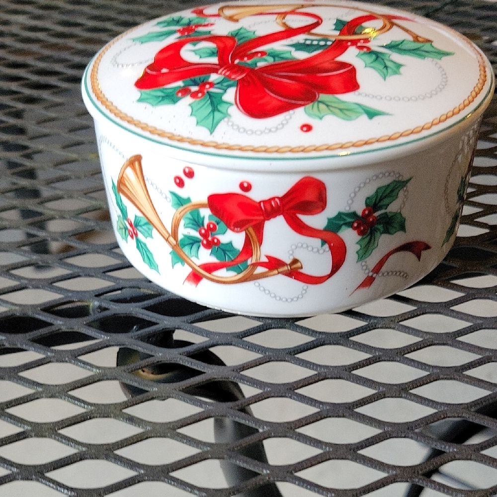 Mikasa Red and Green Holiday Decor with Festive Embroidery - Picture 3 of 4
